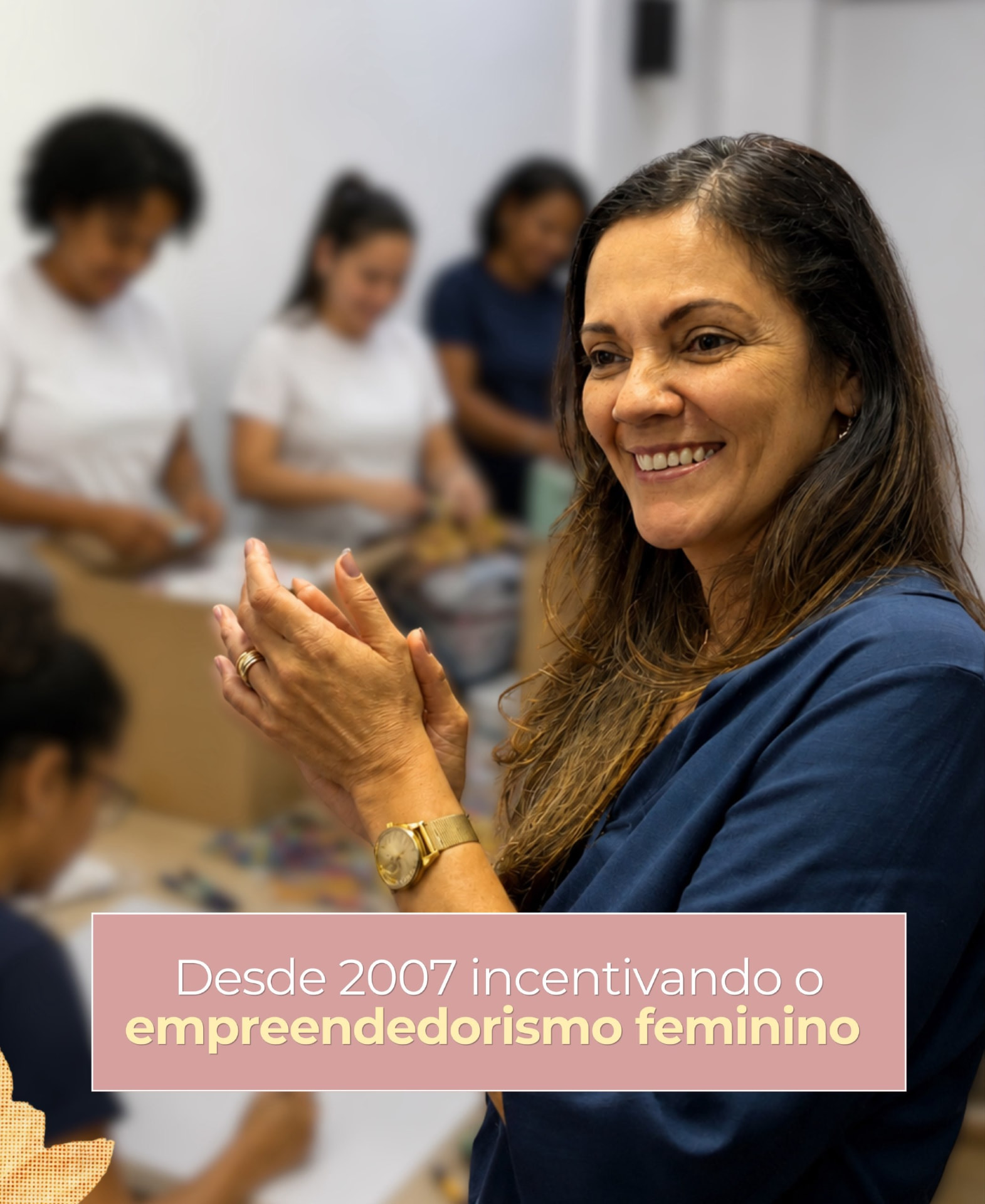 Márcia Valentim sorrindo em atividade com mulheres
