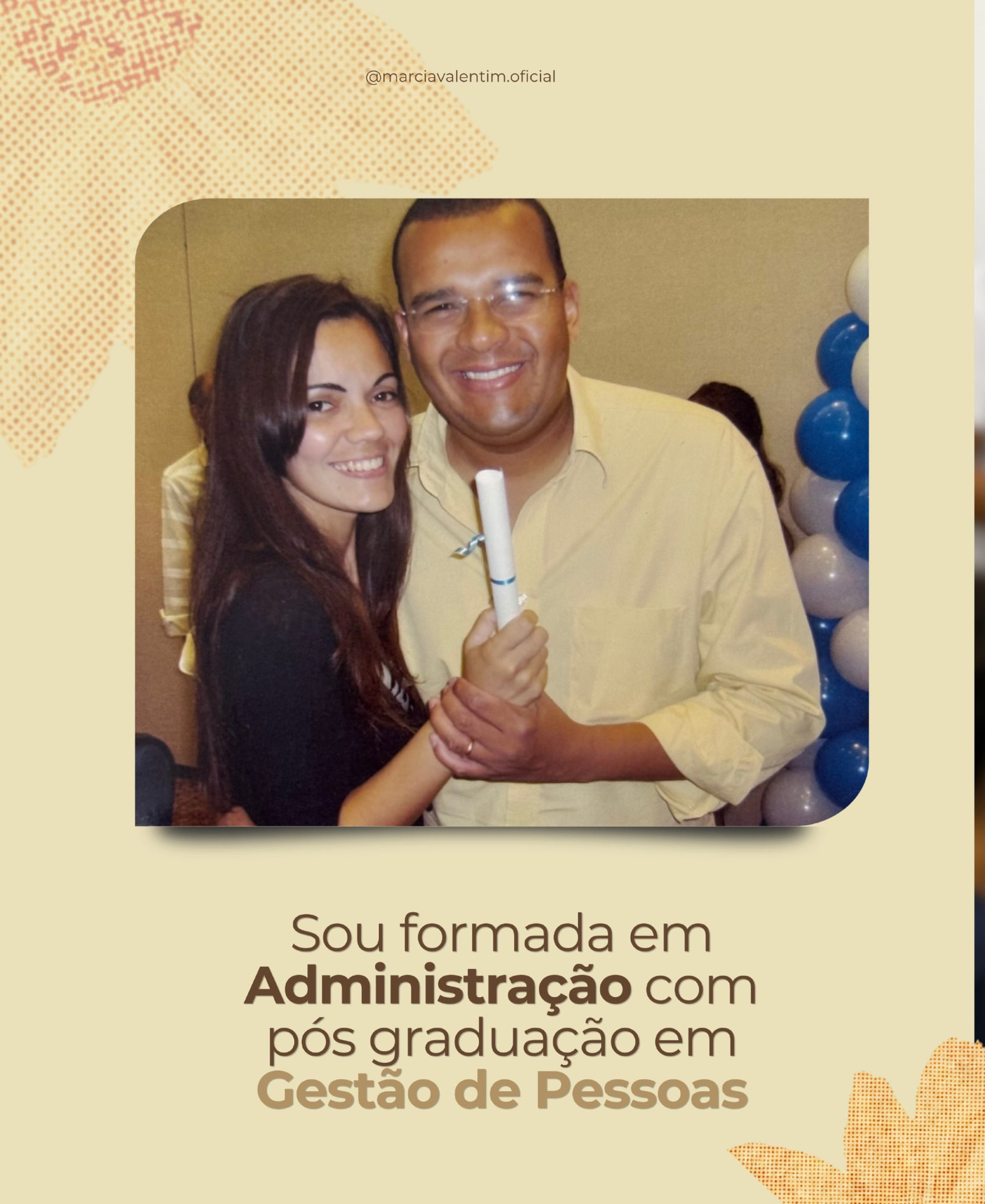 Márcia e o marido em sua formatura em Administração