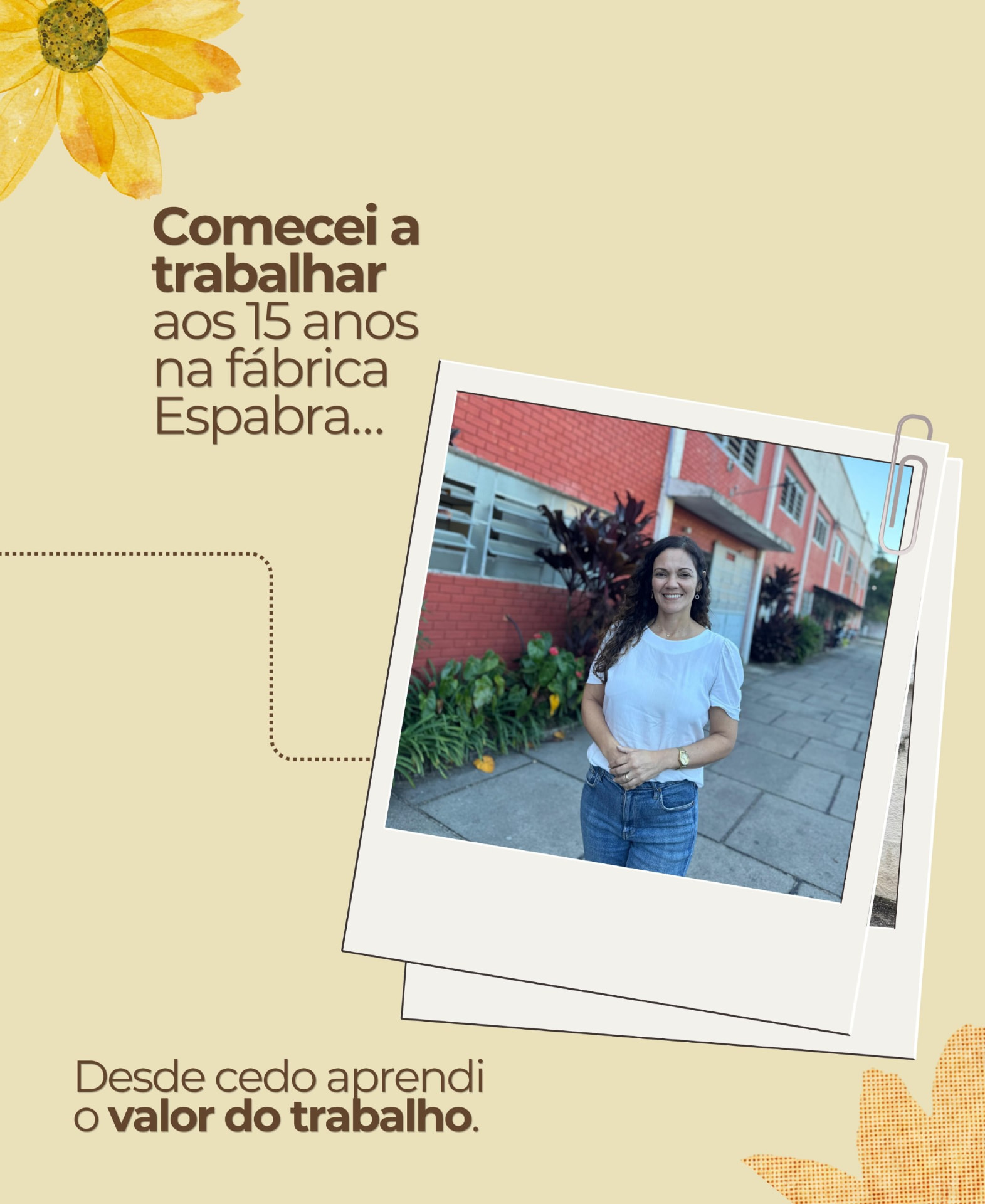 Márcia adulta em frente à antiga fábrica onde começou a trabalhar