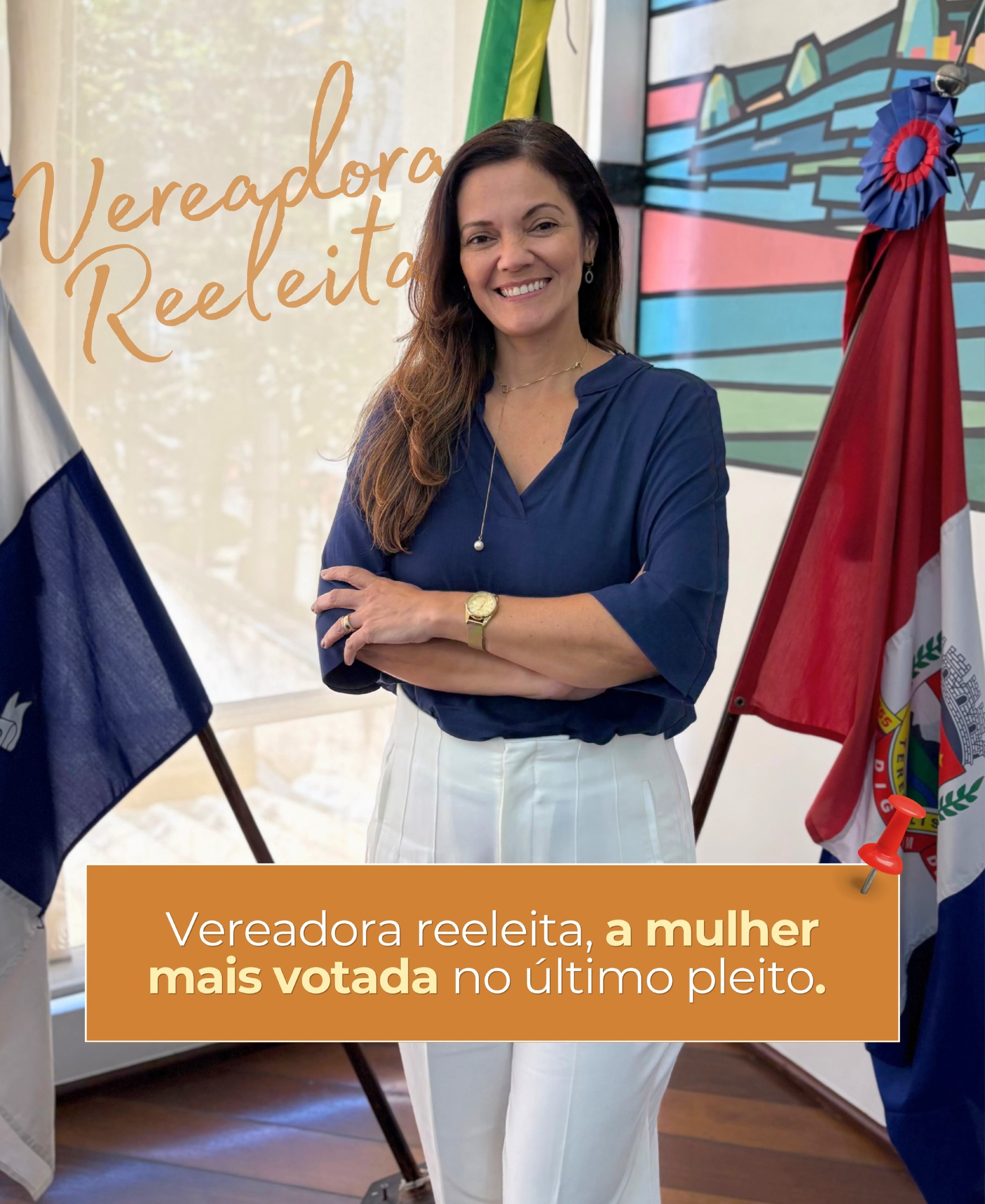 Márcia entre bandeiras, vereadora reeleita e mulher mais votada no último pleito